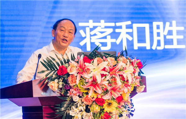 四川大學(xué)黨委委員、經(jīng)濟學(xué)院教授委員會主席、博導(dǎo)蔣和勝教授作了《當(dāng)前宏觀經(jīng)濟形勢與產(chǎn)業(yè)轉(zhuǎn)型升級》專題講座.jpg